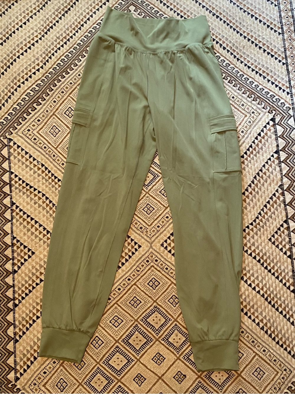 Athleta Salutation Cargo Joggers Medium Tall (M/T) EUC - Picture 5 of 6